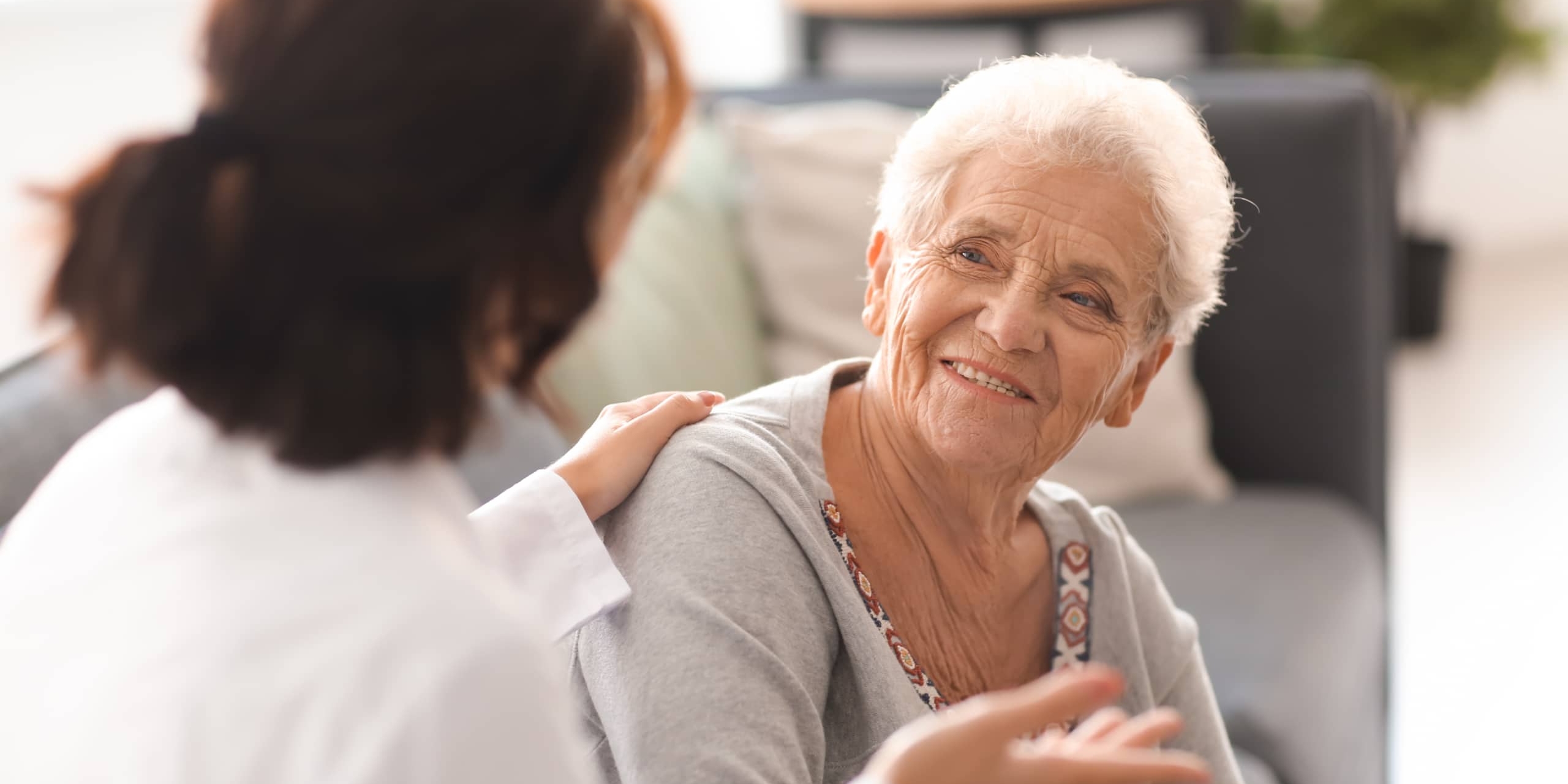 Young,doctor,visiting,elderly,woman,at,home