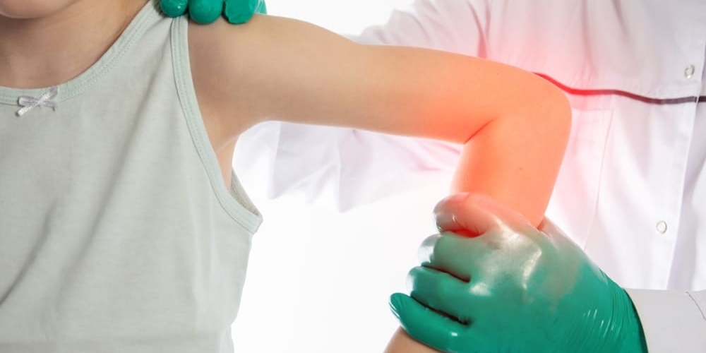 The,hands,of,a,traumatologist,doctor,in,green,medical,gloves